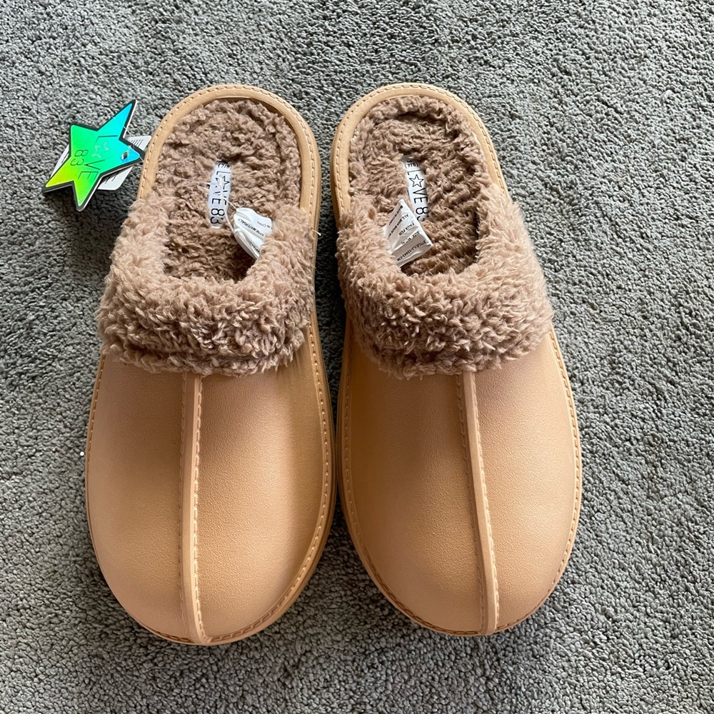 NWT Love 83 Faux Fur Slip On shoes size 7/8 M